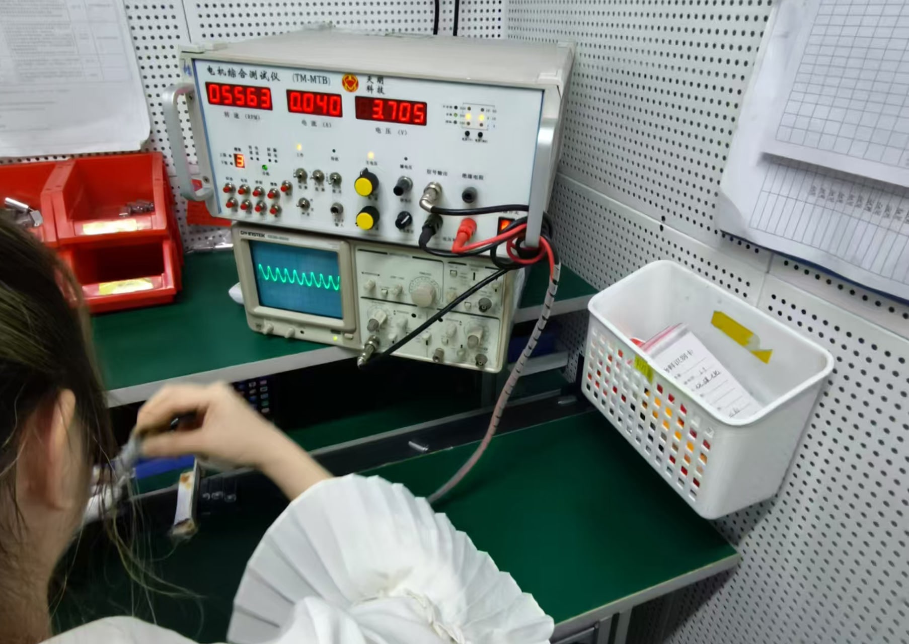 샘플 테스트 중인 직원